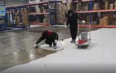 施工人員於冷凍倉儲環境使用縫寶低溫冷凍庫用地坪修補劑修補混凝土地坪