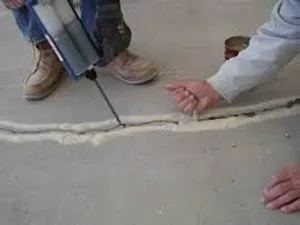 縫寶快速裂縫修補灌注劑施作於混凝土地坪裂縫，進行高滲透灌注修補